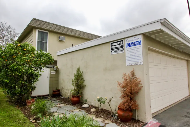 THE 1562 FLAT IN THE BRIGHTON TERRACE WITH THE FLOWER POTS, SHUTTER, AC, NO PARKING AREA