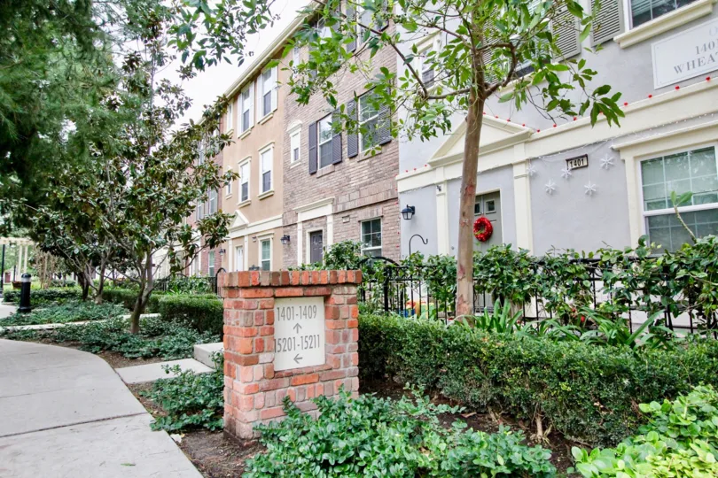 THE 1401 FLAT IN THE CAMDEN PLACE WITH THE PLANTS, TREES