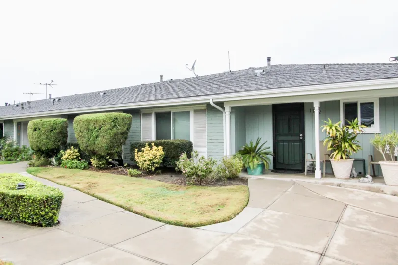 Spacious place with lawn near a villa of Georgian in Tustin