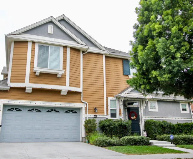 lindy crossing is a window house of the tustin city in california state