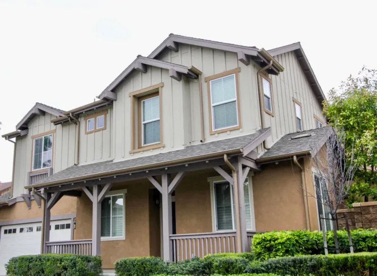 Individual villa with entrance balcony and garden in Lindy Crossing of Tustin