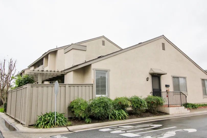 A neutral colored downstairs townhome in the Park Tustin neighborhood of Tustin, California