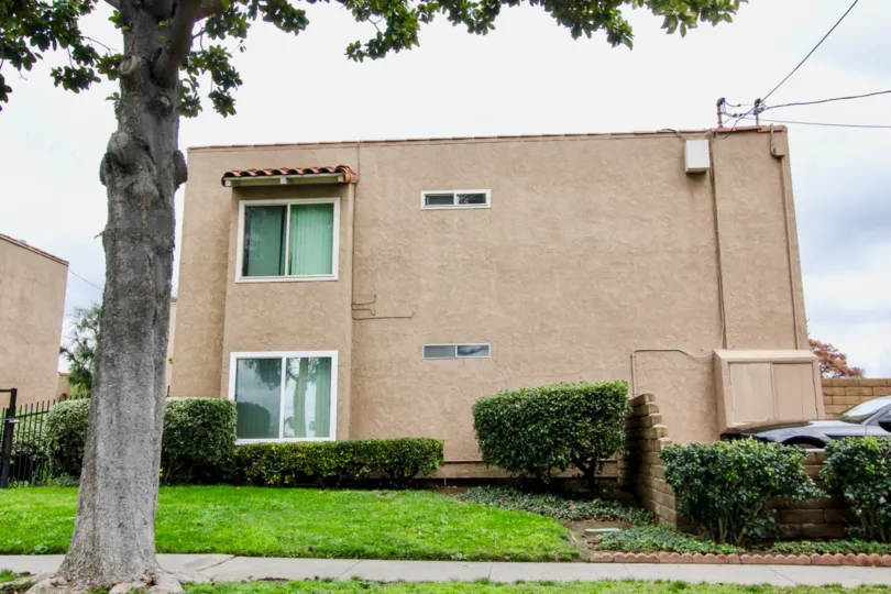 Green coloured lawn with car parking near a villa in Rancho San Juan of Tustin