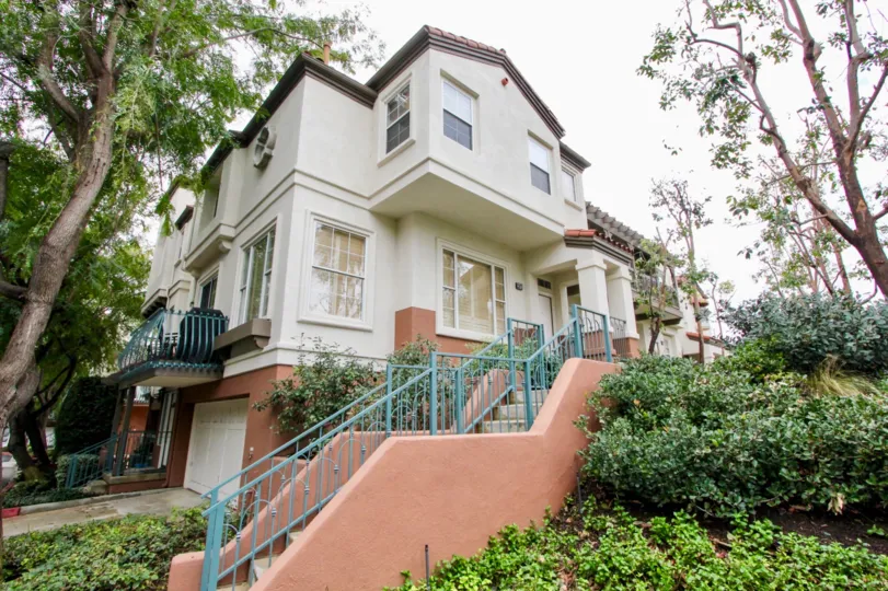 the tustin del verde is a upper home of the tustin city in california state