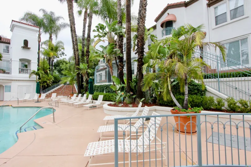 THE FLAT IN THE TUSTIN DEL VERDE WITH THE SWIMMING POOL, FLOWER POTS, BANANA TREE, CHAIRS