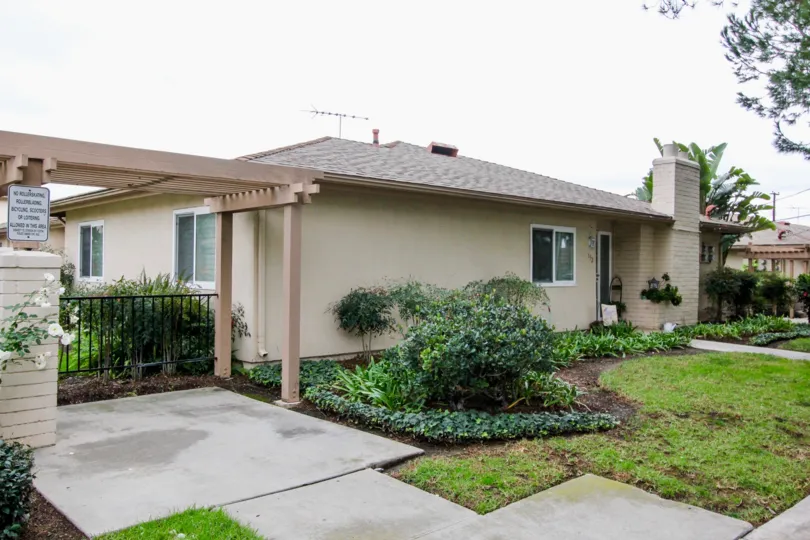 THE CUTE HOUSE IN THE TUSTIN PARK VILLAS WITH THE GRASSLAND, PLANTS, BANANA TREES