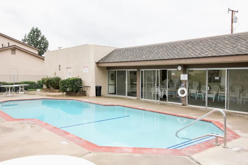 the tustin verdes is a glass water swimming pool of the tustin city in california