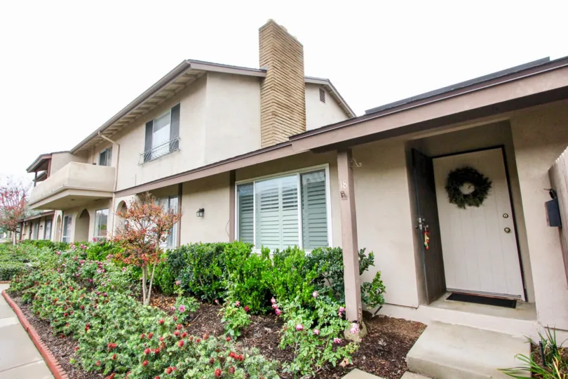 Pretty looking villa with small garden and front door in Tustin Verdes of Tustin