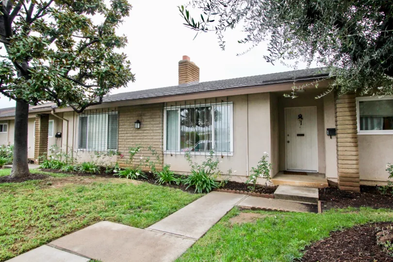 Independent villa with lawn and front view in Tustin Verdes of Tustin