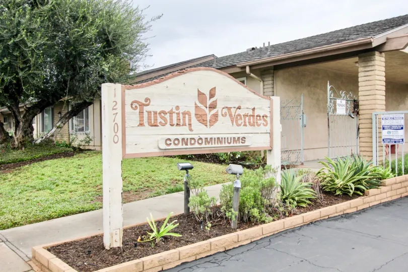 THIS Place is situated in the community of Tustin Verdes, which views the stone board and the backside tree is there in the city of Tustin