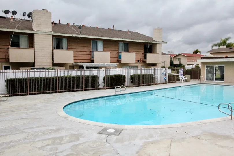 Attractive common pool and entertainment area at the Vila Vallerto community