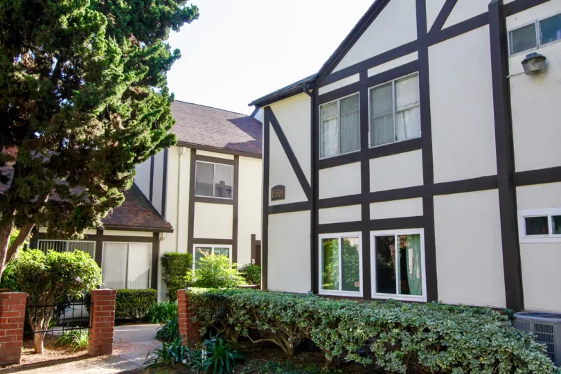the williamshire condos is a cross method house of the tustin city in california