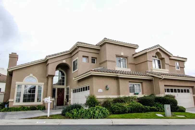 La Terraza II Yorba Linda California with different form of blocks in it and pillars looks nice at cloudy time