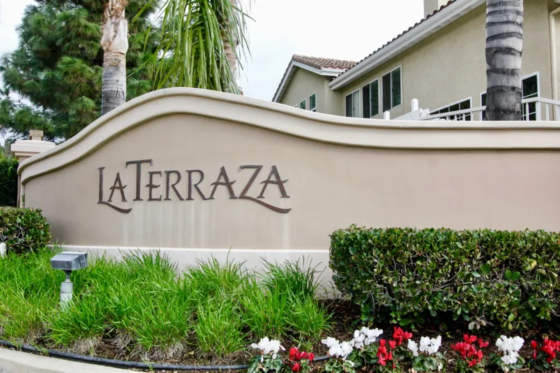 Before to the wall of Laterraza II building has cutting bushes and flowers in plants with trees
