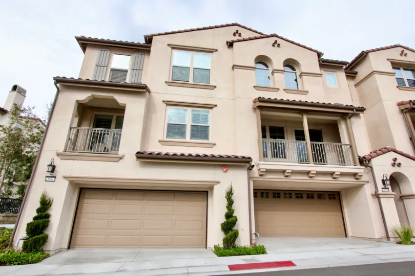 Residential homes with balconies and garages in Palisades at Vista Del Verde community.