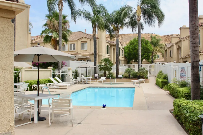 Altia corona California cutely arranged small blocks of floor, mountain view at backside, gate valley inside