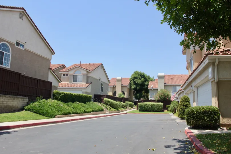 Cortina corona California huge home same size but one home change color in small place so very quit