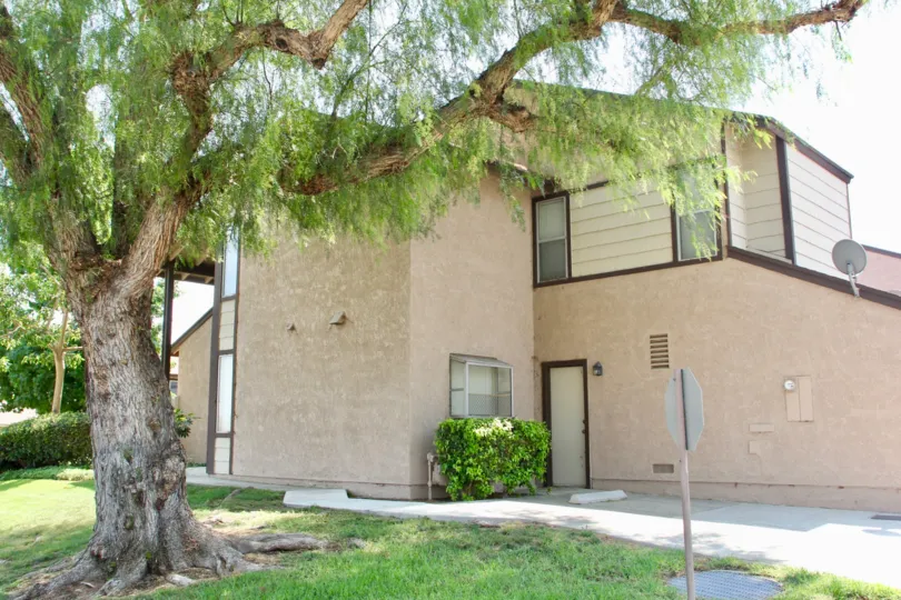 Laurelwood Building Side View with Tree at corona City in Califorina