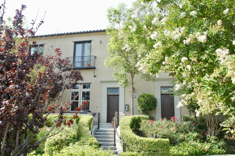 Sunny day in a garden in front of a villa in Market Street