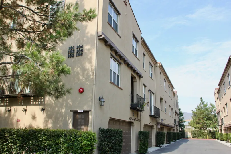 apartment buildings are consequitely on with balcony on both side