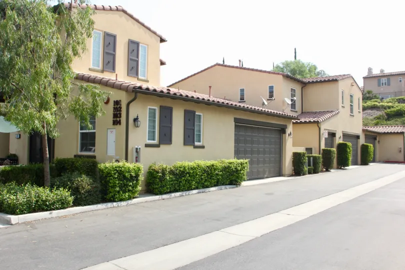 Shady Grove corona California long size home very clean in the walking place no dust attach in glass window and gary paint