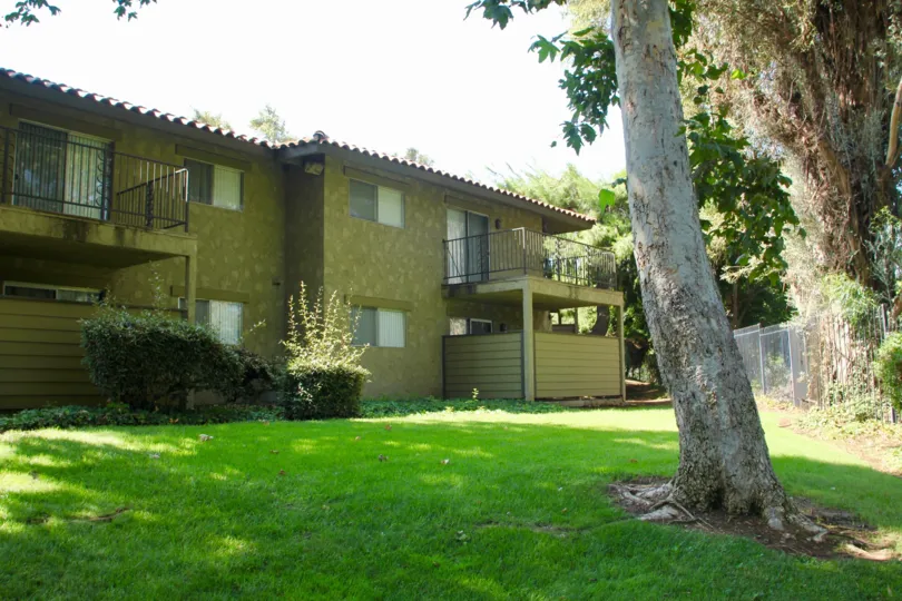 The house of lakes at corona are looks with garden