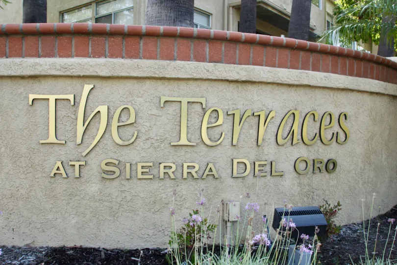 A good house with compound walls to live protected with your family in the terraces at Sierra del pro corona california