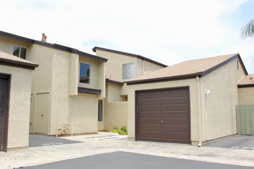 Brown walls of cute Parkview Villas, lake elsinore, California