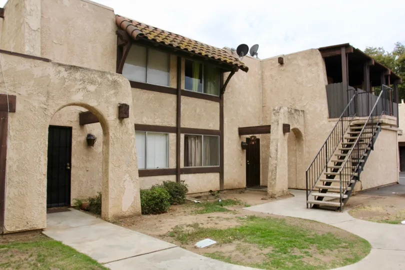 A two storied apartement with simple frontage in Lakeview Sunnymead