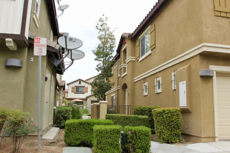 well manicured hedges between homes in Palacio de Oro South in Moreno Valley, CA
