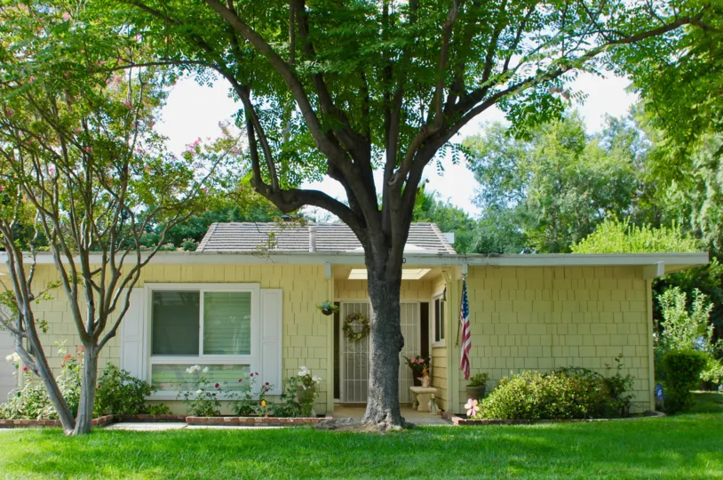 Cozy yellow house with bright green lawn at Arroyo Viejo II