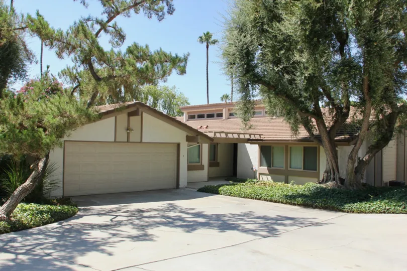 Canyon Crest Villas riverside California perfect house with remote view, calm surroundings, modern leafy trees