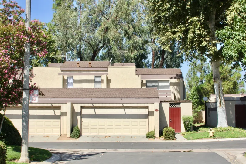 crispy in sunny weather of the cute apartments in Crest View Estates, riverside, California