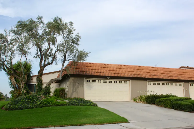 A sunny day in the De Anza Verde a beautiful house and a tree.
