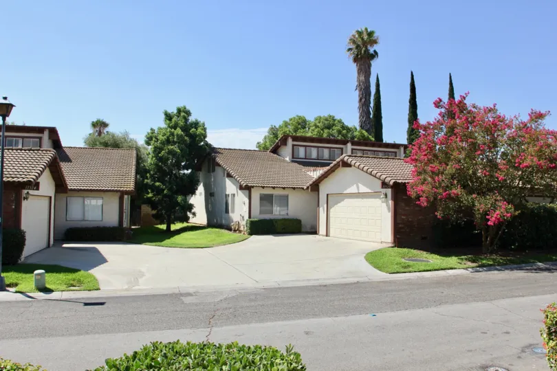 Amazing bugalows and sweet greenery of Orangewood Villas Community, Riverside, California