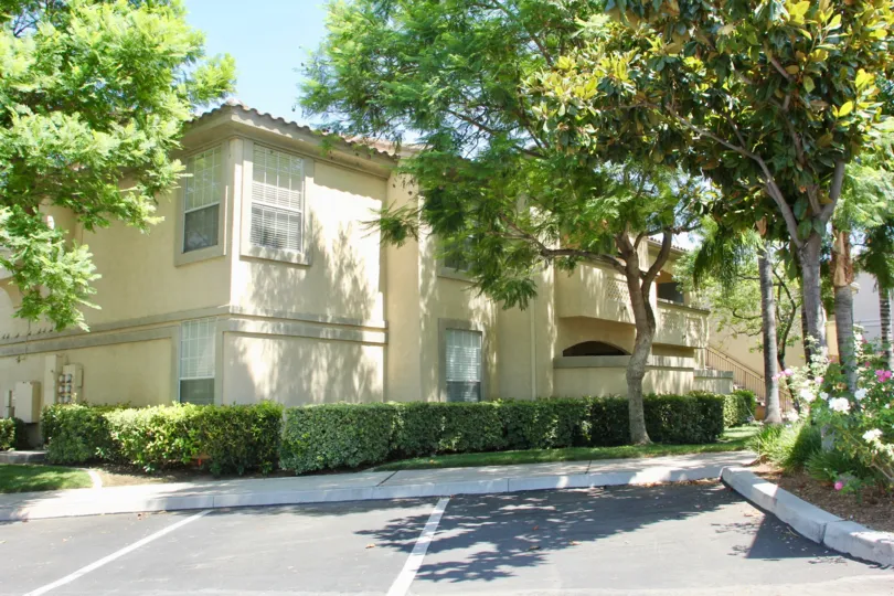Sonata at Canyon Crest riverside California big size yellow color building the house huge room attached