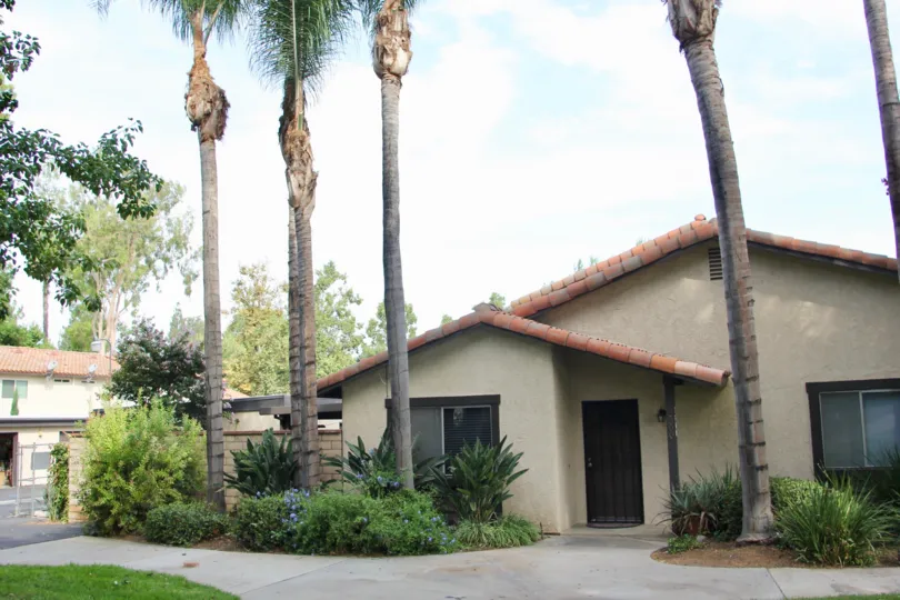 A medium house for your small family with greenaries in Victoria village riverside california