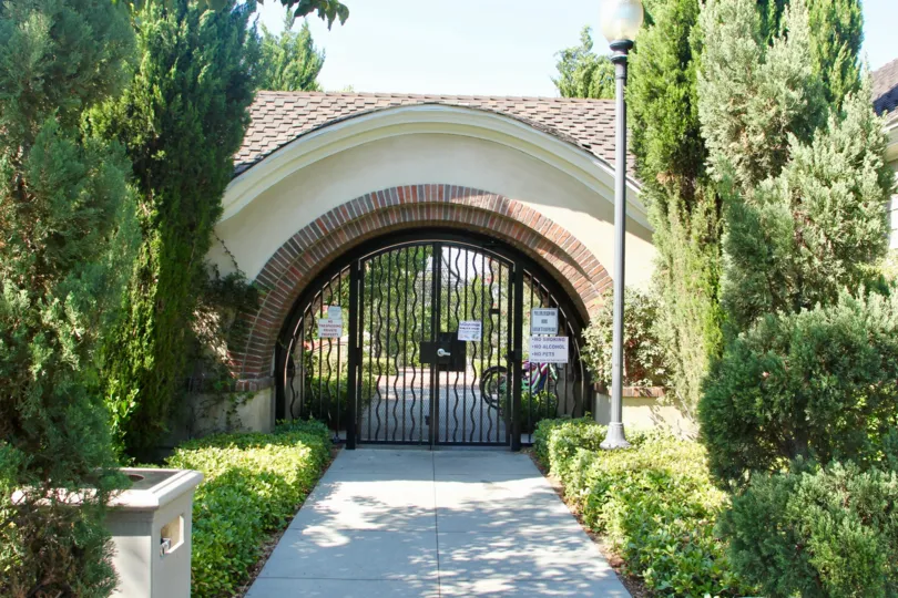 A sunny day in the Alta Murrieta park with children's playground and picnic tables