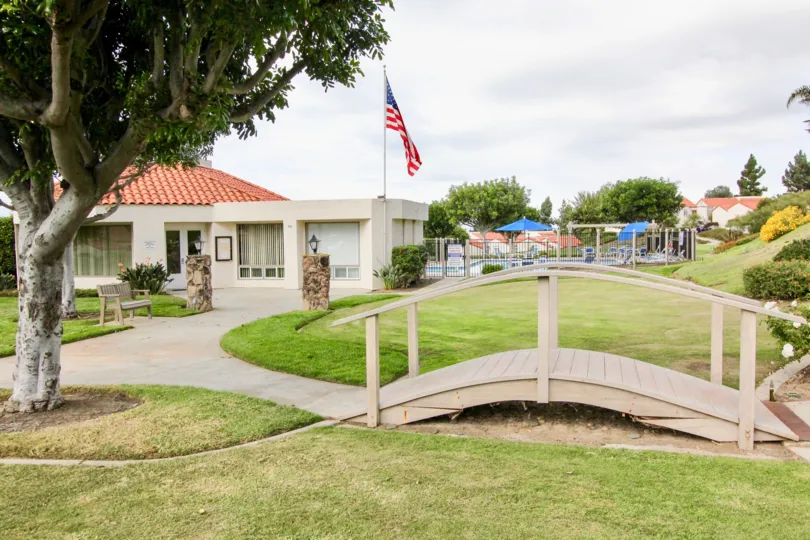 THE APARTMENT IN THE ALTA MIRA II WITH THE BRIDGE, PLANTS, GRASSLAND, NATIONAL FLAG