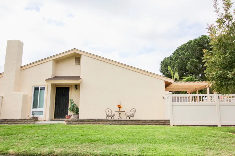 A bungalow with tall ceiling and a chimney in Alta Mira neighborhood.