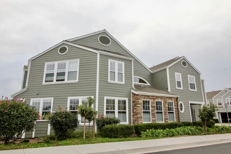 A townhouse with wood and stone cladding in the Bayshore neighborhood.