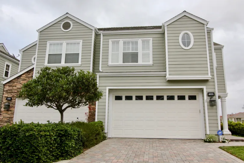 Beautiful condo two story with garage in nice Community