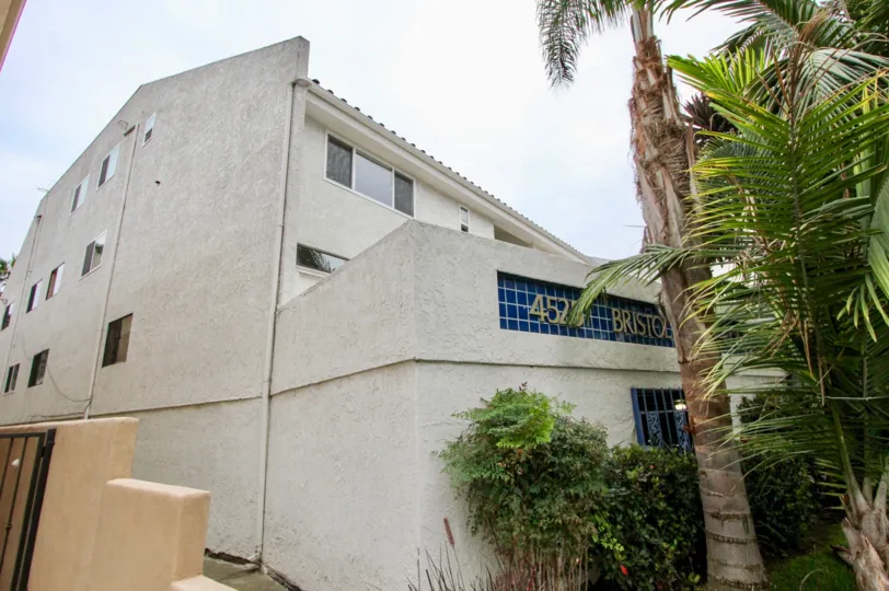 THE 4525 APARTMENT IN THE BRISTOL COVE WITH THE GRASSLAND, PLANTS, TREES