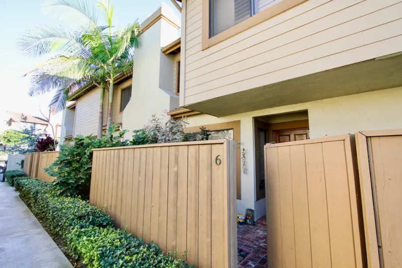 A beautiful two story condo with a Well maintained complex centrally located, with community pool. 2 parking spaces underground