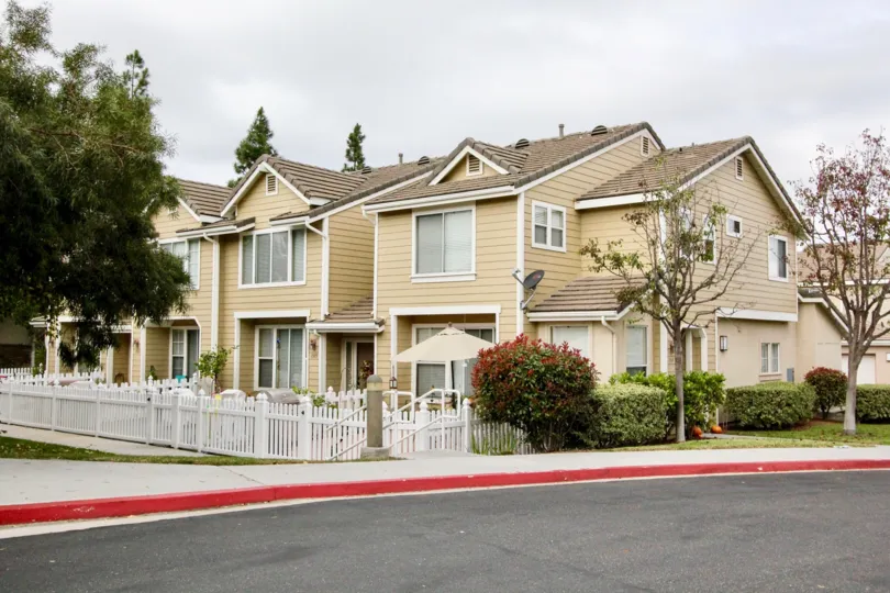 Beautuful townhomes on a sunny day with trees and other greenery