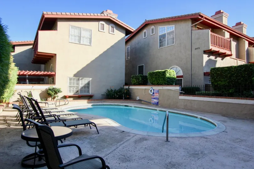 THE 2573 APARTMENT IN THE FAIRWAYS SOUTH WITH THE SWIMMING POOL, BALCONI, CHAIRS, PLANTS
