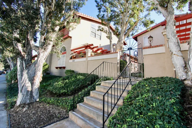 THIS PICTURE SHOWS THAT THE HOUSE IN THE FAIRWAYS SOUTH WITH THE UPSTAIRS, PLANTS, TREES
