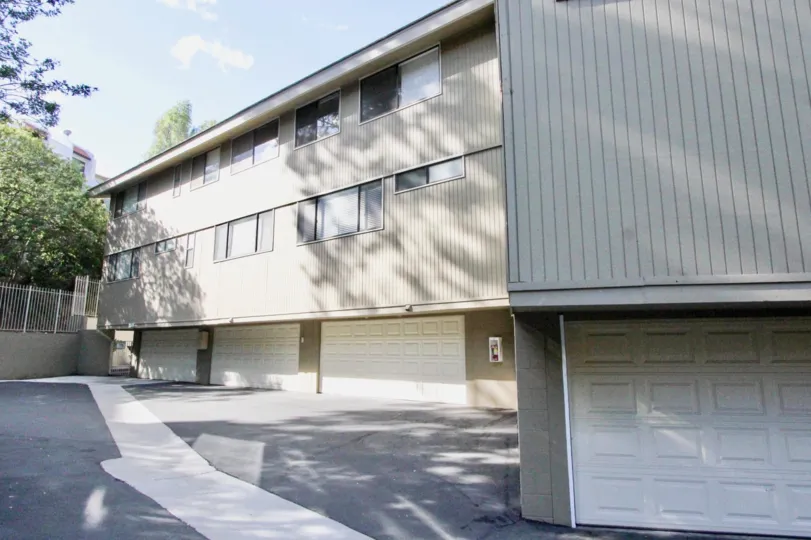 THE APARTMENT IN THE GOLF CREST WITH THE SHUTTERS, FIRESAFETY, PLANTS, THAR ROAD