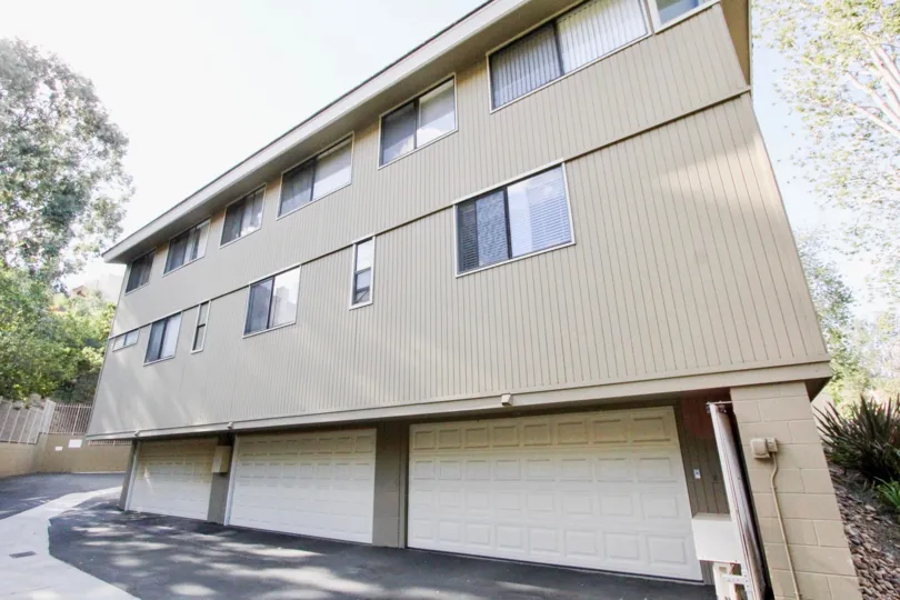 THE APARTMENT IN THE GOLF CREST WITH THE SHUTTERS, THAR ROAD, PLANTS