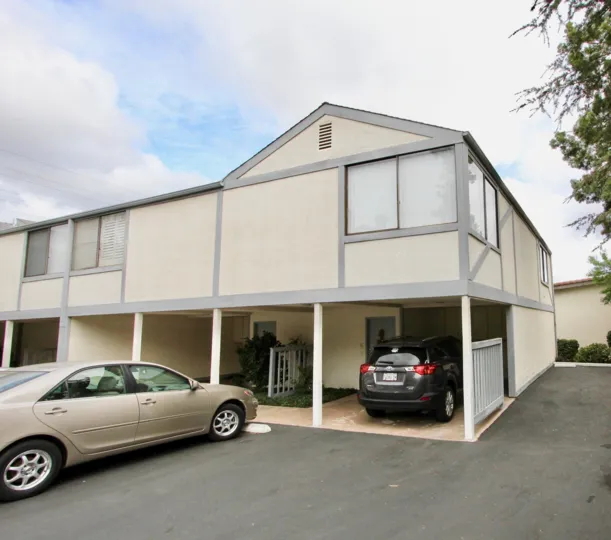 THE HOUSE IN THE GOLD VIEW TERRACE WITH THE CAR PARKING, PLANTS, EMPTY SPACE